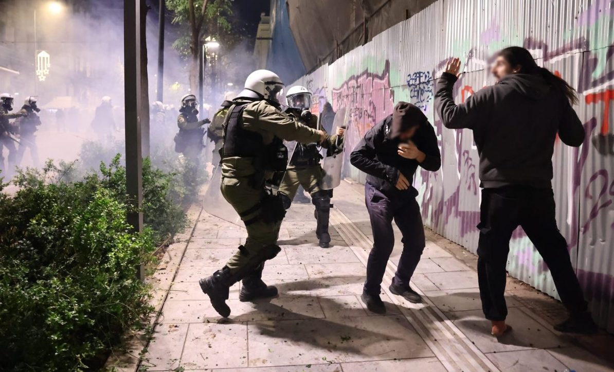 Επέτειος Γρηγορόπουλου: Πορεία για τα 17 χρόνια από τη δολοφονία του – Χιλιάδες άνθρωποι στους δρόμους, ένταση και επεισόδια