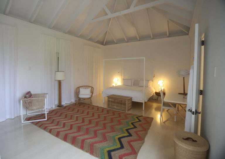 Το «σκοτεινό» νησί του Τζ. Έπσταϊν αποκαλύπτεται: Στο φως φωτογραφίες και βίντεο από την έπαυλή του