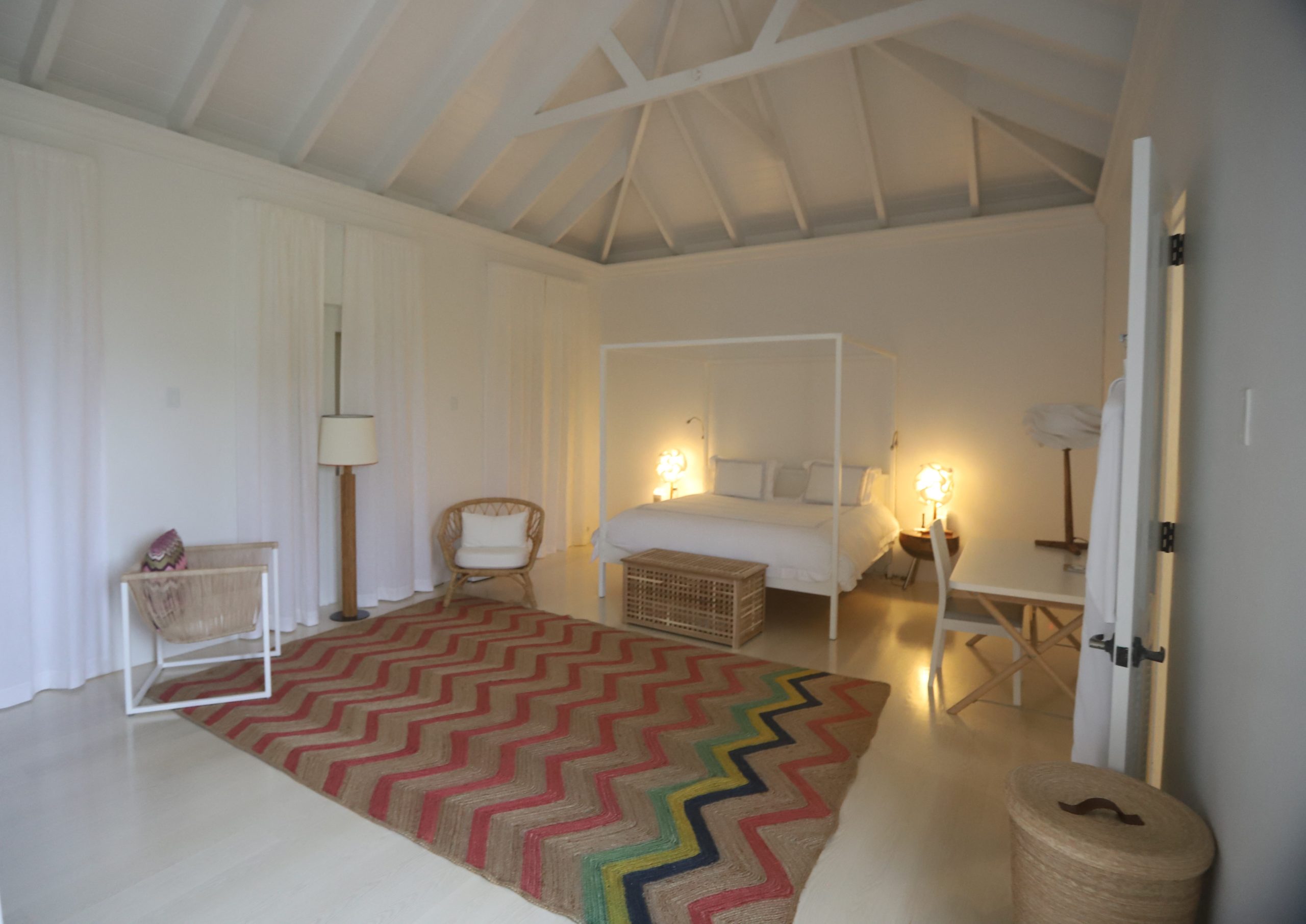 Το «σκοτεινό» νησί του Τζ. Έπσταϊν αποκαλύπτεται: Στο φως φωτογραφίες και βίντεο από την έπαυλή του