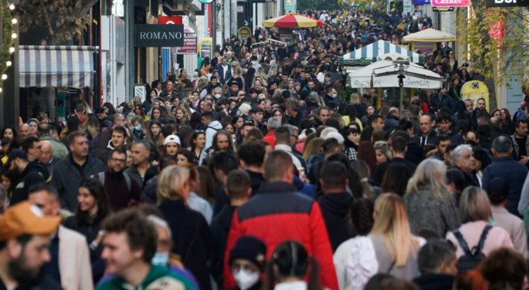 «Ανεβάζει στροφές» η αγορά – Πλημμύρισαν κόσμο τα εμπορικά και τα είδη δώρων