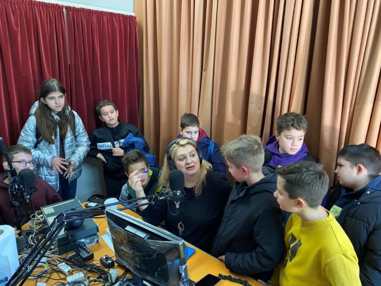 Μαθητές του 2ου Δημοτικού Σχολείου Πλατυκάμπου στην ΕΡΤ Λάρισας