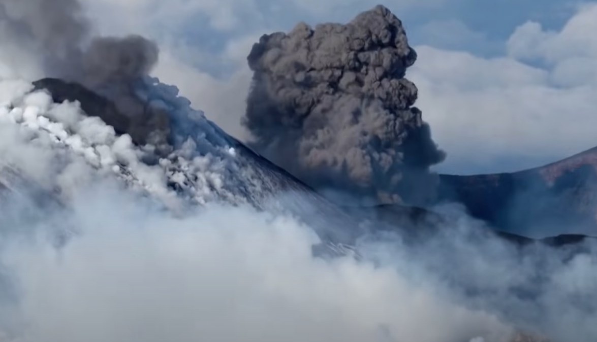 Η χιονισμένη Αίτνα «ξύπνησε» ξανά εκτοξεύοντας τέφρα και καπνό