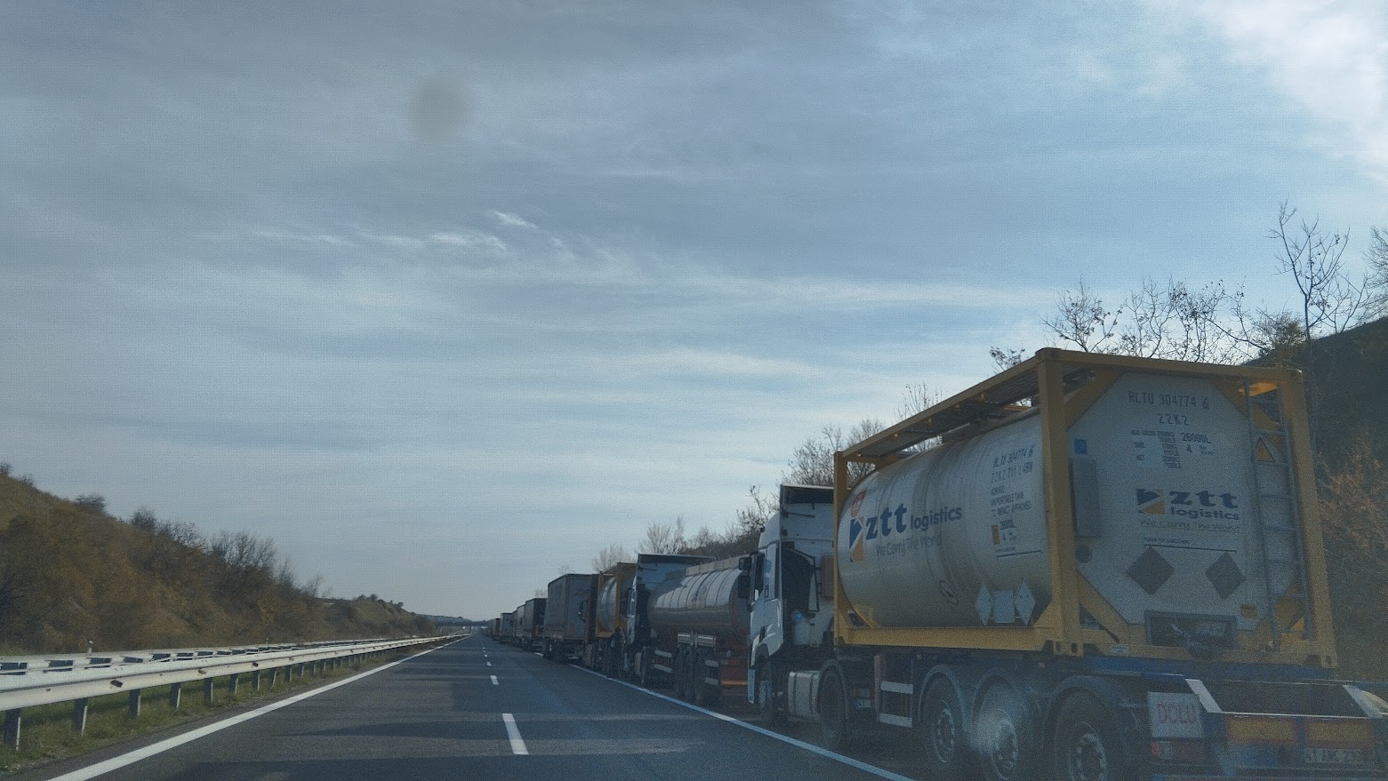 Έβρος: Έκλεισαν τον δρόμο προς το Τελωνείο Κήπων οι οδηγοί φορτηγών που είχαν αποκλειστεί λόγω του μπλόκου των αγροτών