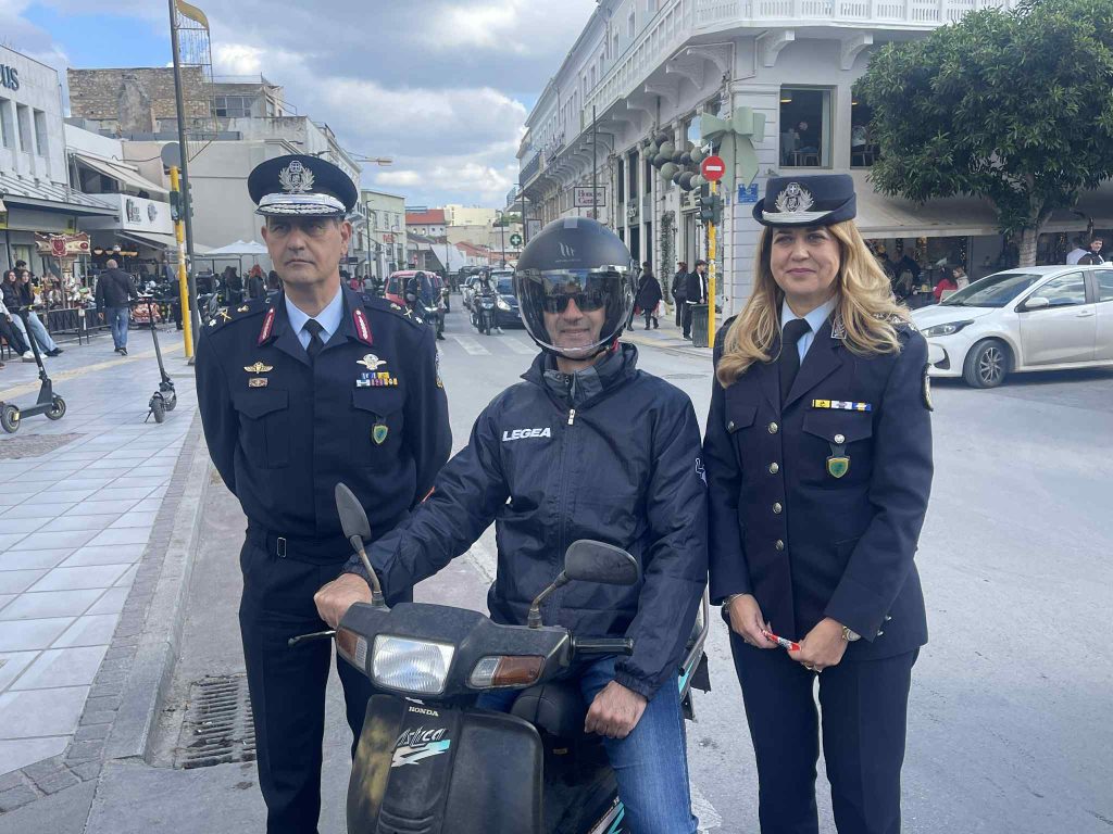 Χανιά: Κράνη και αλκοολόμετρα μοίρασε η ΕΛ.ΑΣ. σε οδηγούς – Αυξάνονται οι έλεγχοι ενόψει εορτών