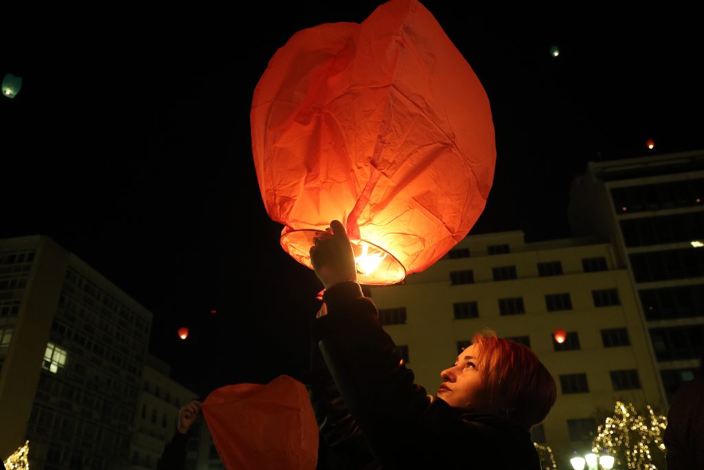 Στον ουρανό της Αθήνας 3.000 φαναράκια για τη «Νύχτα των Ευχών»