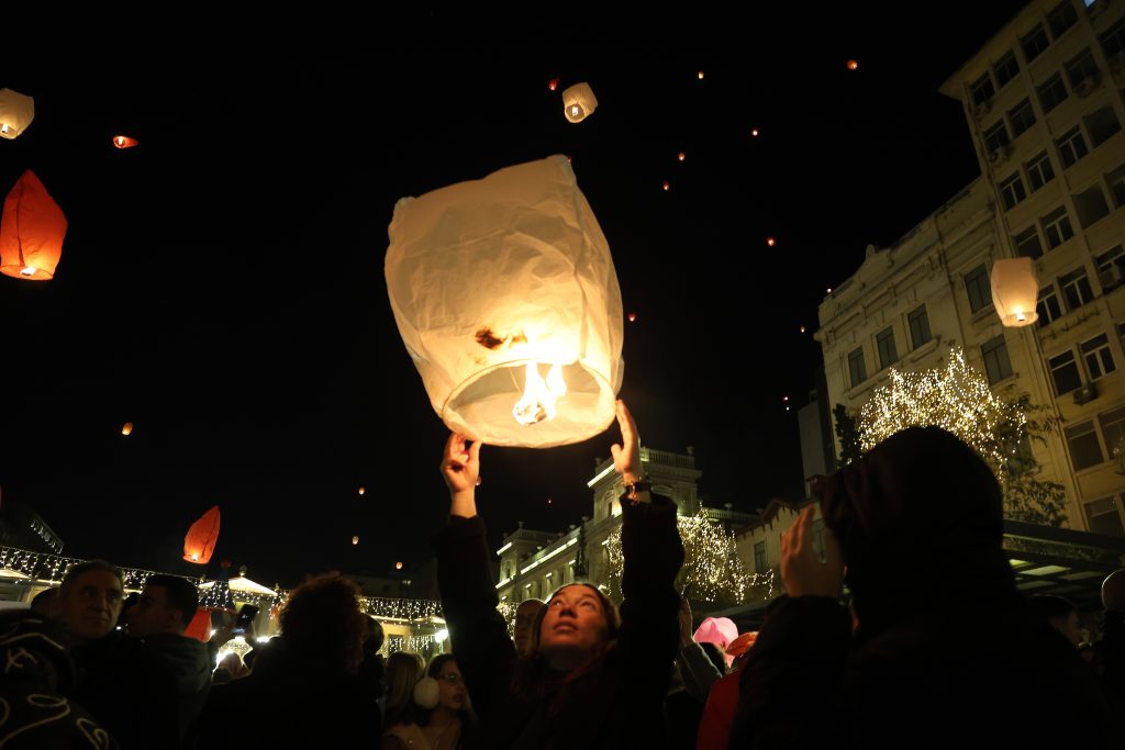 Στον ουρανό της Αθήνας 3.000 φαναράκια για τη «Νύχτα των Ευχών»