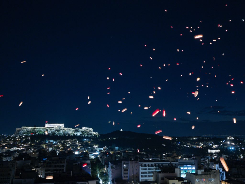 Στον ουρανό της Αθήνας 3.000 φαναράκια για τη «Νύχτα των Ευχών»