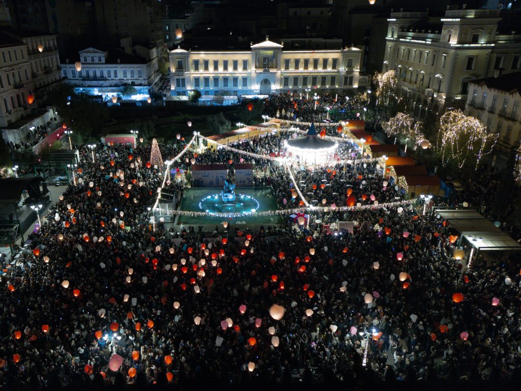 Στον ουρανό της Αθήνας 3.000 φαναράκια για τη «Νύχτα των Ευχών»