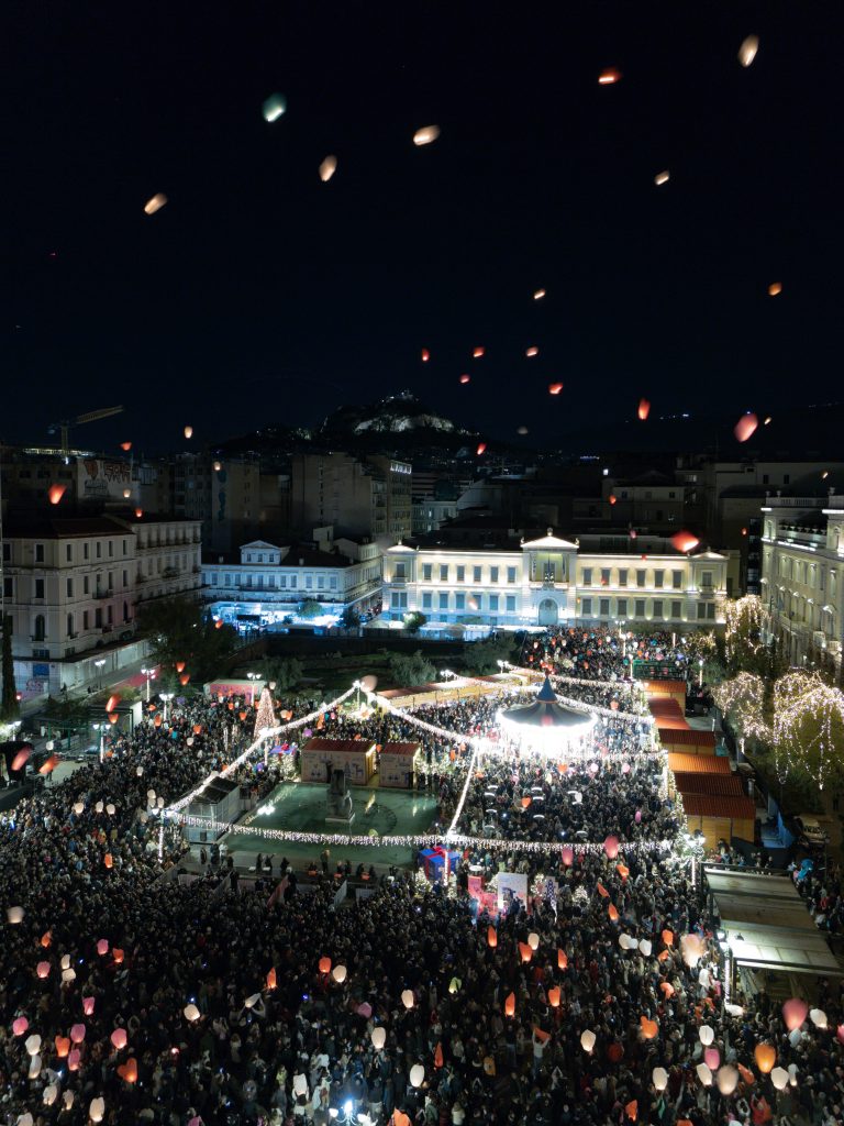 Στον ουρανό της Αθήνας 3.000 φαναράκια για τη «Νύχτα των Ευχών»
