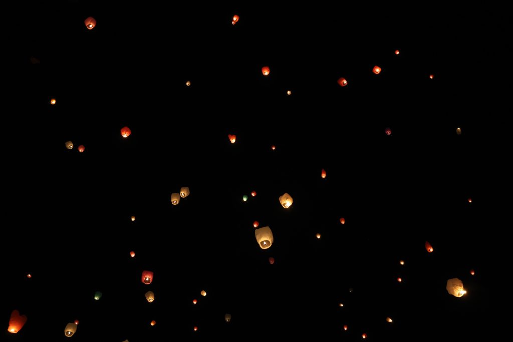 Στον ουρανό της Αθήνας 3.000 φαναράκια για τη «Νύχτα των Ευχών»