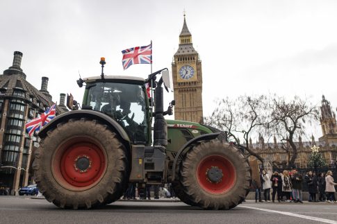Σκληραίνουν τη στάση τους οι αγρότες μετά τις εξαγγελίες της κυβέρνησης – Τι είπαν στο ΕΡΤnews Radio 105,8 οι εκπρόσωποι της Ομοσπονδίας Αγροτικών Συλ. Λάρισας