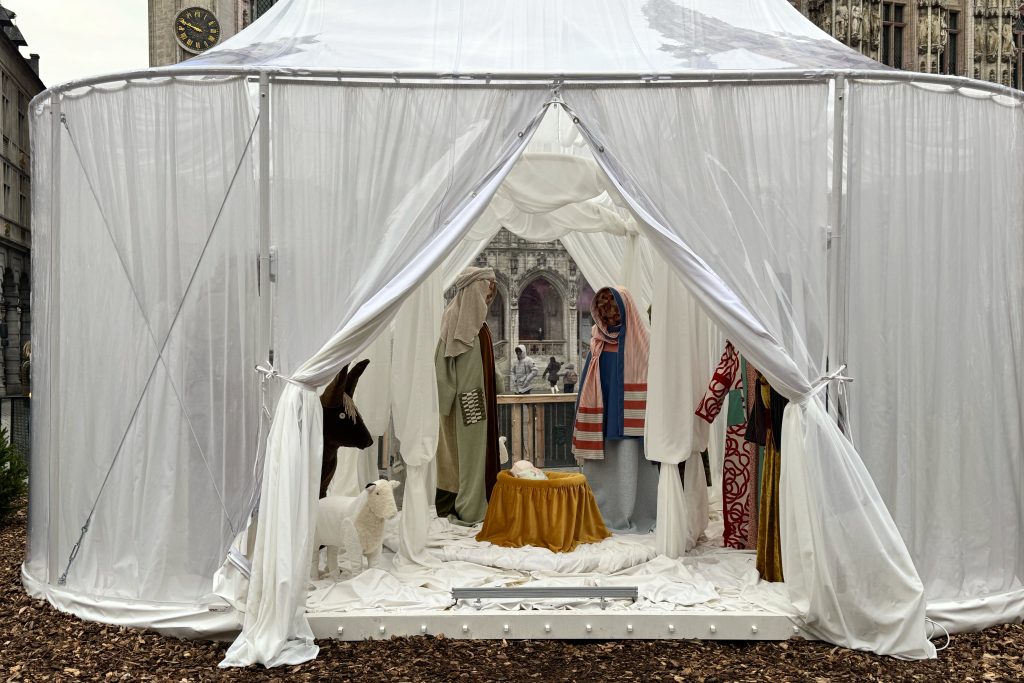 Βέλγιο: Αντιδράσεις για τη φάτνη με απρόσωπες φιγούρες – Τι απαντά η δημιουργός