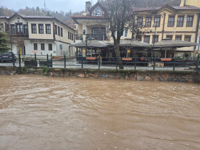 Εικόνες καταστροφής στη Φλώρινα: Καταπλακώθηκε αυτοκίνητο μετά από κατολίσθηση