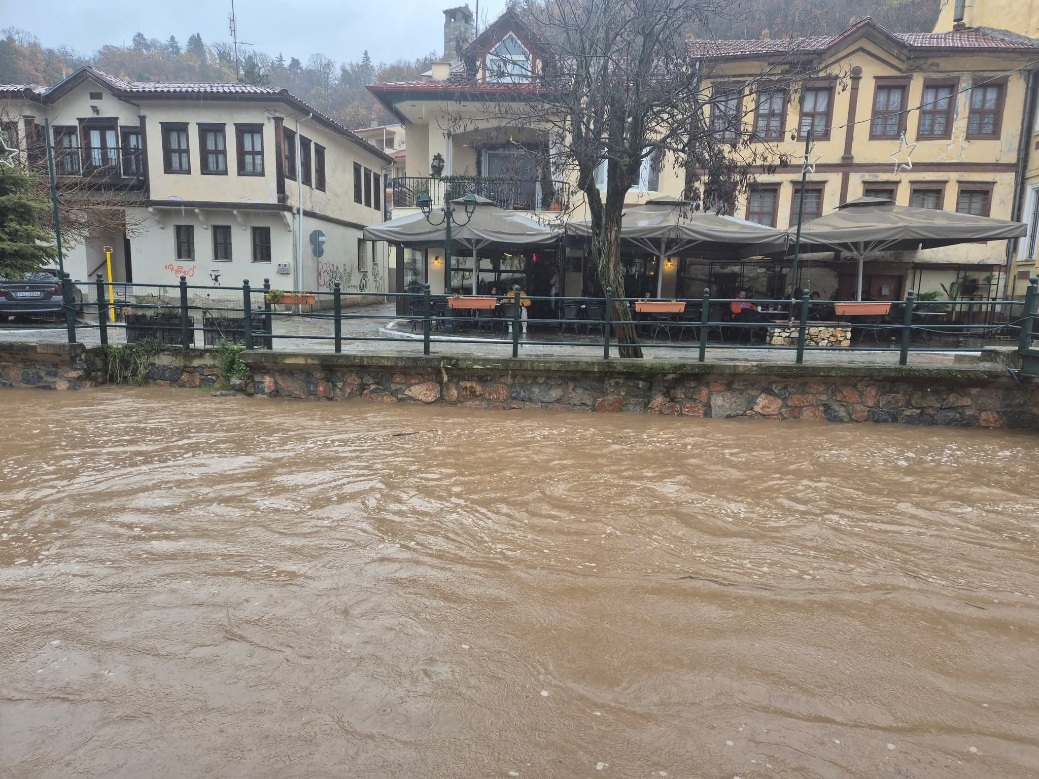 Εικόνες καταστροφής στη Φλώρινα: Καταπλακώθηκε αυτοκίνητο μετά από κατολίσθηση