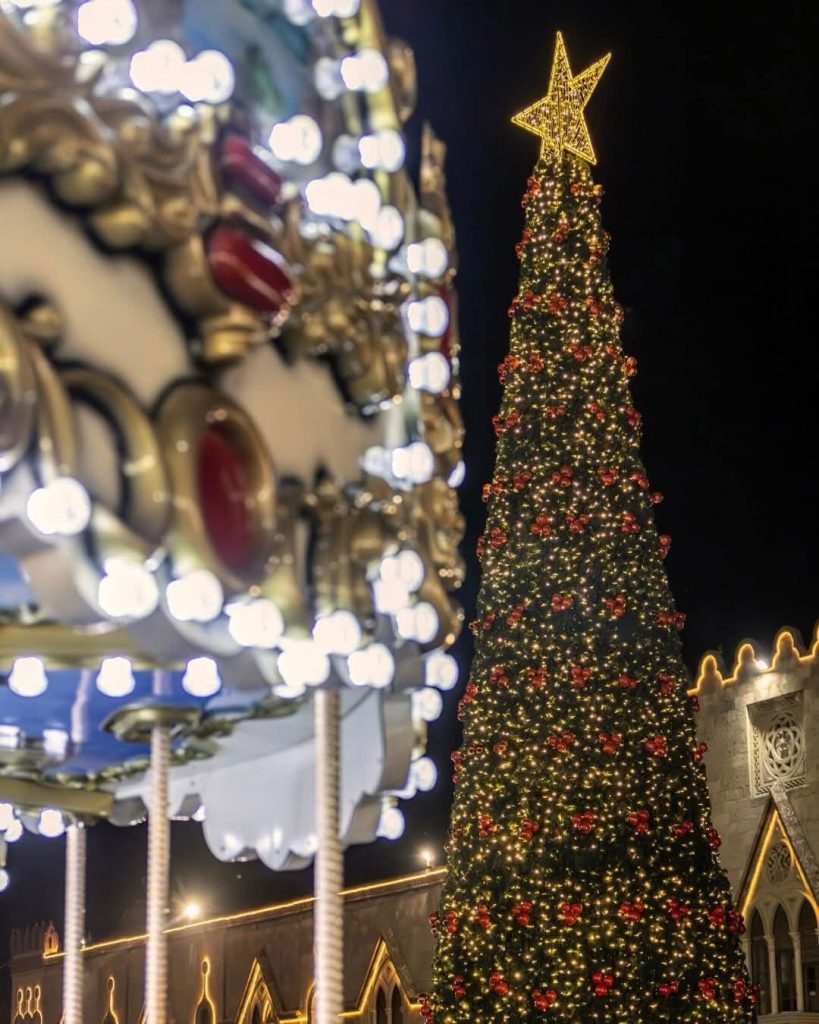 Ρόδος: Φωταγωγήθηκε το Χριστουγεννιάτικο δέντρο στην Πλατεία Δημαρχείου