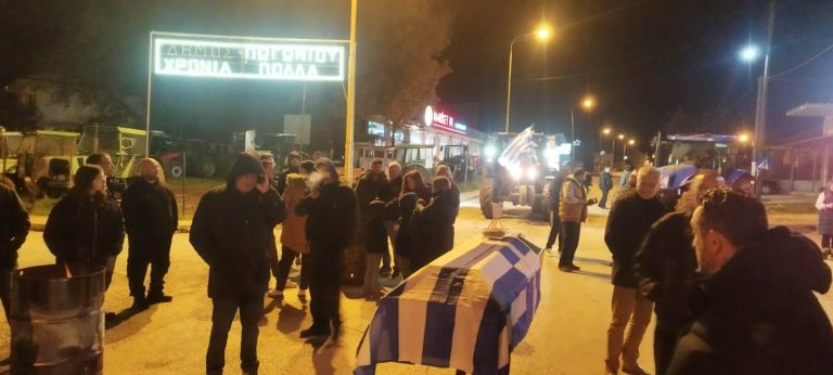 Οι αγρότες στο μπλόκο Καλπακίου έβγαλαν στον δρόμο φέρετρο και προειδοποιούν: Κάντε κάτι τώρα, πεθαίνουμε