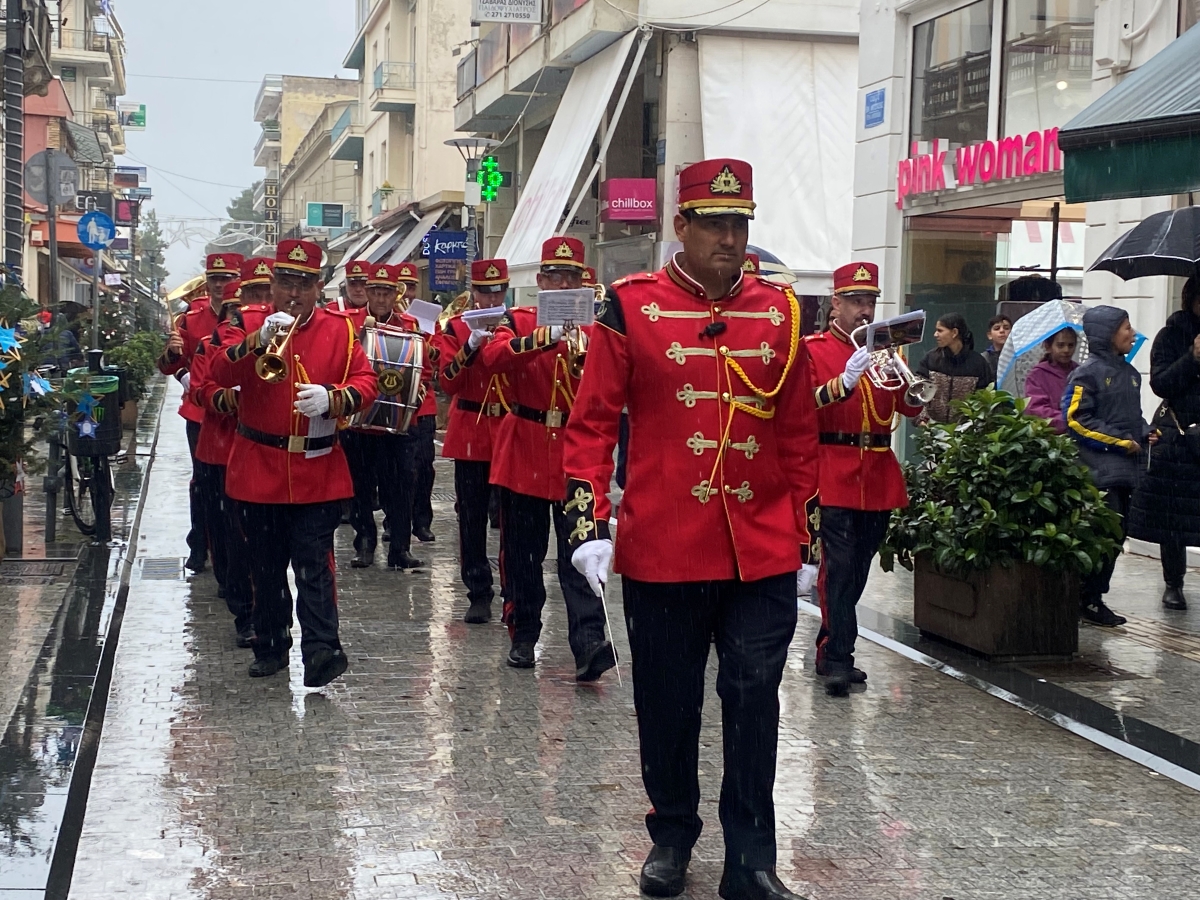 Σε εορταστικό κλίμα η Τρίπολη παρά τη νεροποντή
