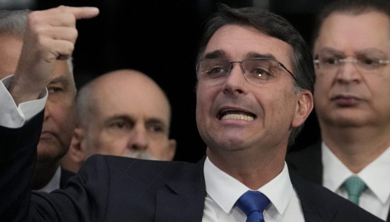 Βραζιλία: Ο γερουσιαστής Φλάβιο Μπολσονάρο ανακοίνωσε ότι ο πατέρας του τον έχρισε πολιτικό διάδοχό του