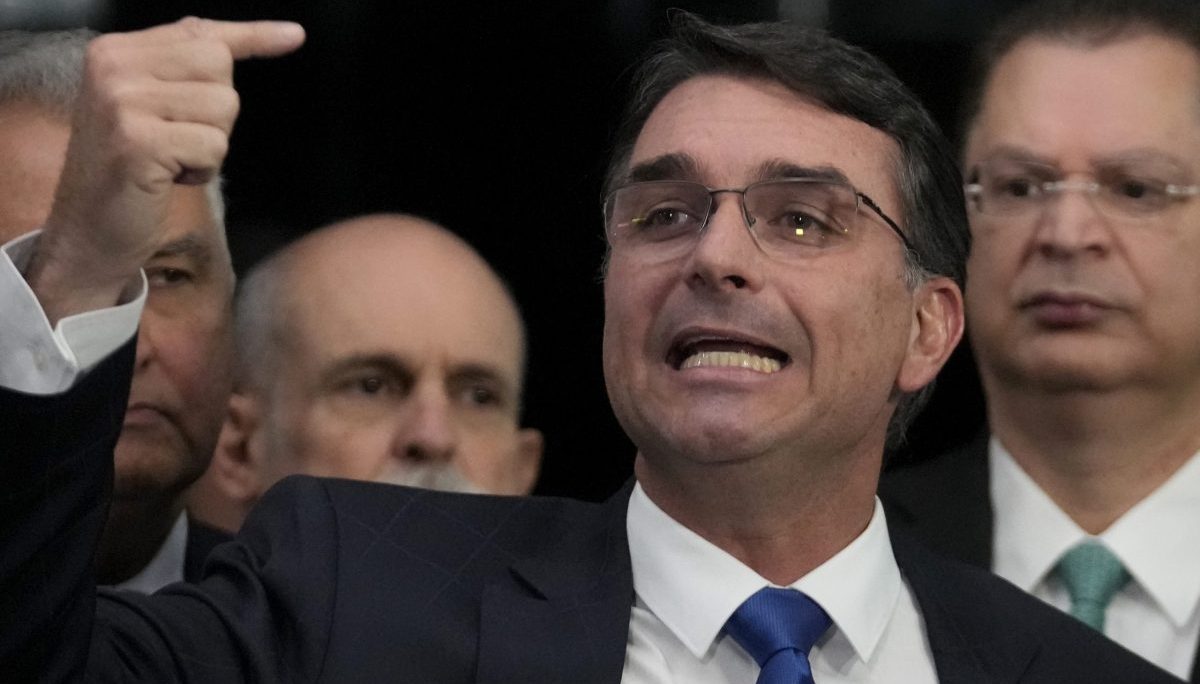 Βραζιλία: Ο γερουσιαστής Φλάβιο Μπολσονάρο ανακοίνωσε ότι ο πατέρας του τον έχρισε πολιτικό διάδοχό του