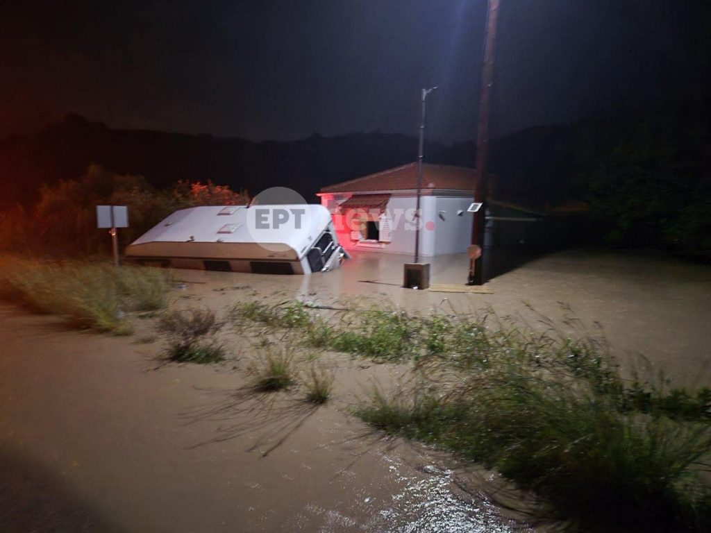 Φοινικούντα: Κινδύνευσαν τουρίστες και κάτοικοι από υπερχείλιση ποταμού – Κλειστοί δρόμοι από κατολισθήσεις