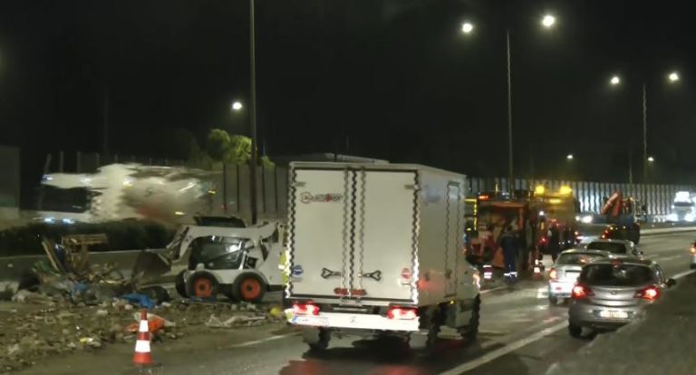 Χάος στον Κηφισό από ανατροπή φορτηγού μετά από τροχαίο – Δύο τραυματίες