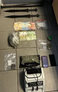 Δύο συλλήψεις στους Αμπελόκηπους για διακίνηση ναρκωτικών – Κατασχέθηκαν κάνναβη, όπλα και χρήματα