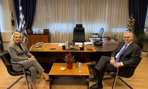 Με ένα εκδρομικό λεωφορείο και φίλους γιόρτασε τα γενέθλιά της η Χαρούλα Αλεξίου