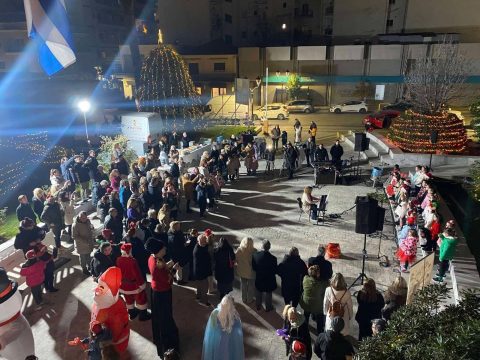 Γιορτινή βόλτα αγάπης από το Vespa Club Volos