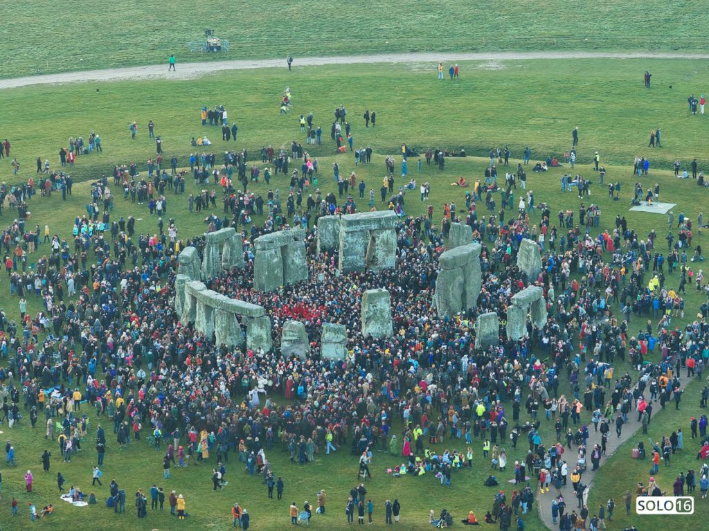 Χειμερινό ηλιοστάσιο στο Στόουνχεντζ: Περισσότερα από 8.500 άτομα στο «μεγάλο τρίλιθο»