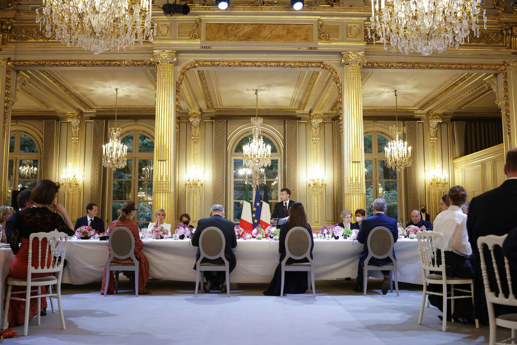 Προεδρικό σερβίτσιο έκανε… φτερά από το Μέγαρο των Ηλυσίων – Τρεις συλλήψεις