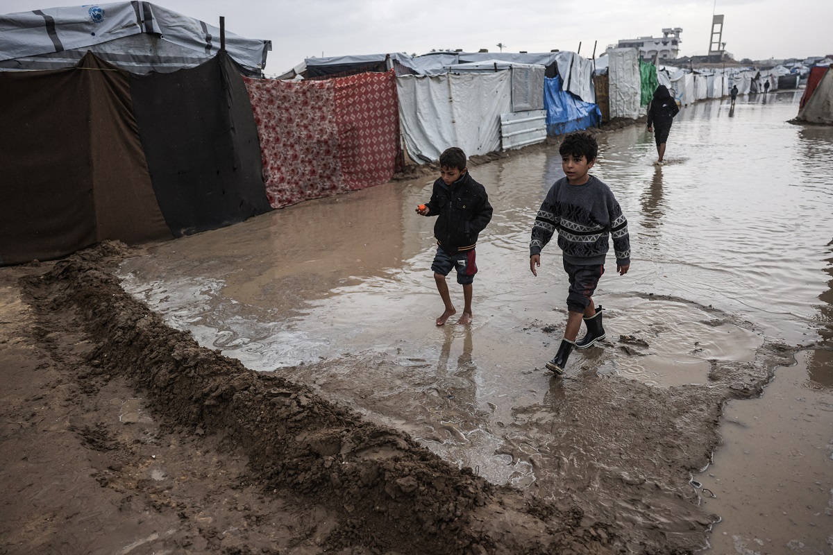 Η καταιγίδα Μπάιρον σαρώνει τη Γάζα – Πλημμύρισαν οι σκηνές στους καταυλισμούς των εκτοπισμένων