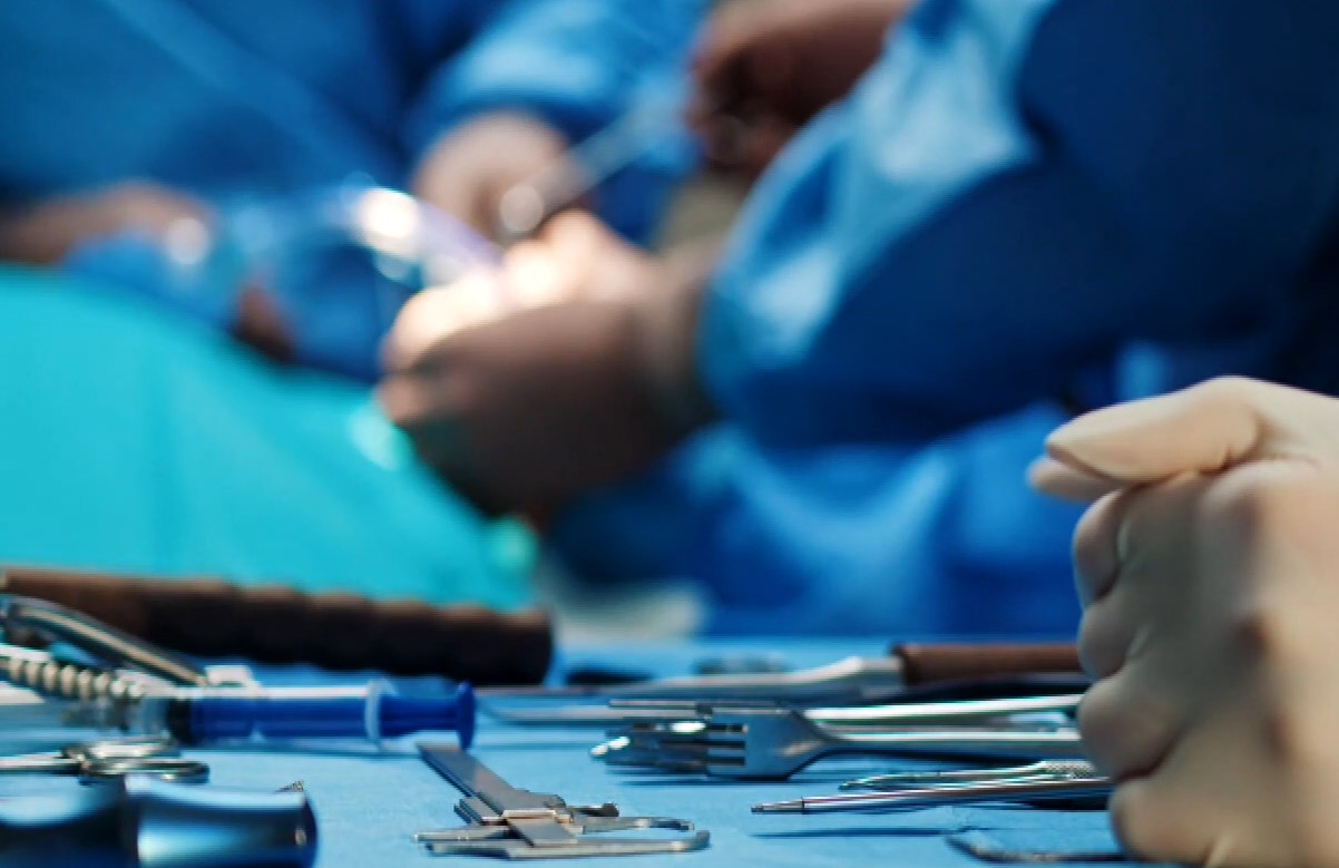 Πατέρας εγκαλεί τον Ιατρικό Σύλλογο για ποινές «χάδι» σε γιατρό που κατηγορείται για τον θάνατο του παιδιού του