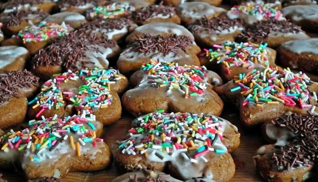 Χριστουγεννιάτικο τραπέζι: Τι λένε στο ΕΡΤnews Radio 105,8 εκπρόσωποι κρεοπωλών και ζαχαροπλαστών για τις τιμές στα κρέατα και στα γλυκά