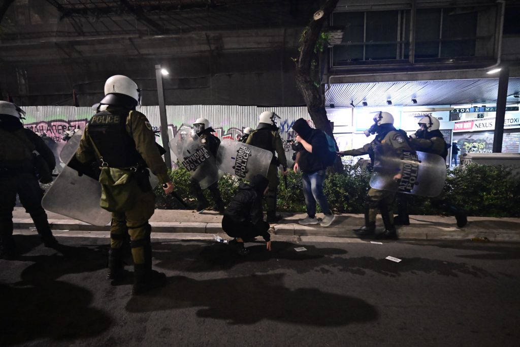 Επέτειος Γρηγορόπουλου: Ένταση και επεισόδια στην πορεία για τα 17 χρόνια από τη δολοφονία του – Πλήθος κόσμου στο κέντρο της Αθήνας