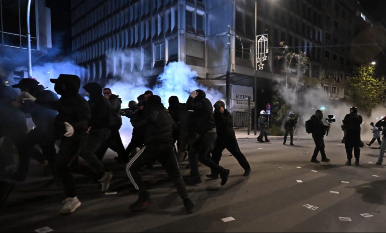 Επέτειος Γρηγορόπουλου: Ένταση και επεισόδια στην πορεία για τα 17 χρόνια από τη δολοφονία του – Πλήθος κόσμου στο κέντρο της Αθήνας