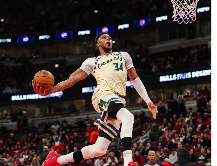 ΝΒΑ: Επέστρεψε ο Γιάννης στα παρκέ, επέστρεψαν και τα… χαμόγελα στο Μιλγουόκι