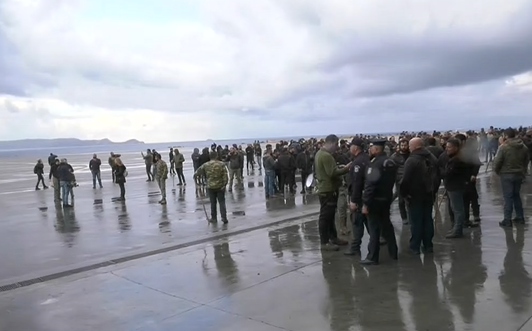 Κρήτη: Στη σύσκεψη των αγροτών οι αποφάσεις για το αποκλεισμένο αεροδρόμιο Ηρακλείου – Στον εισαγγελέα οι συλληφθέντες για τα επεισόδια