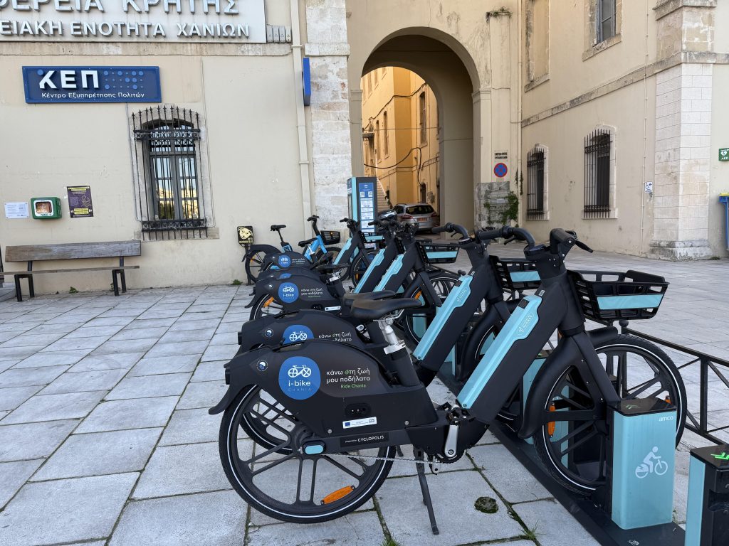 i-bike Chania: Σε πιλοτική εφαρμογή τα νέα ηλεκτρικά κοινόχρηστα ποδήλατα του Δήμου