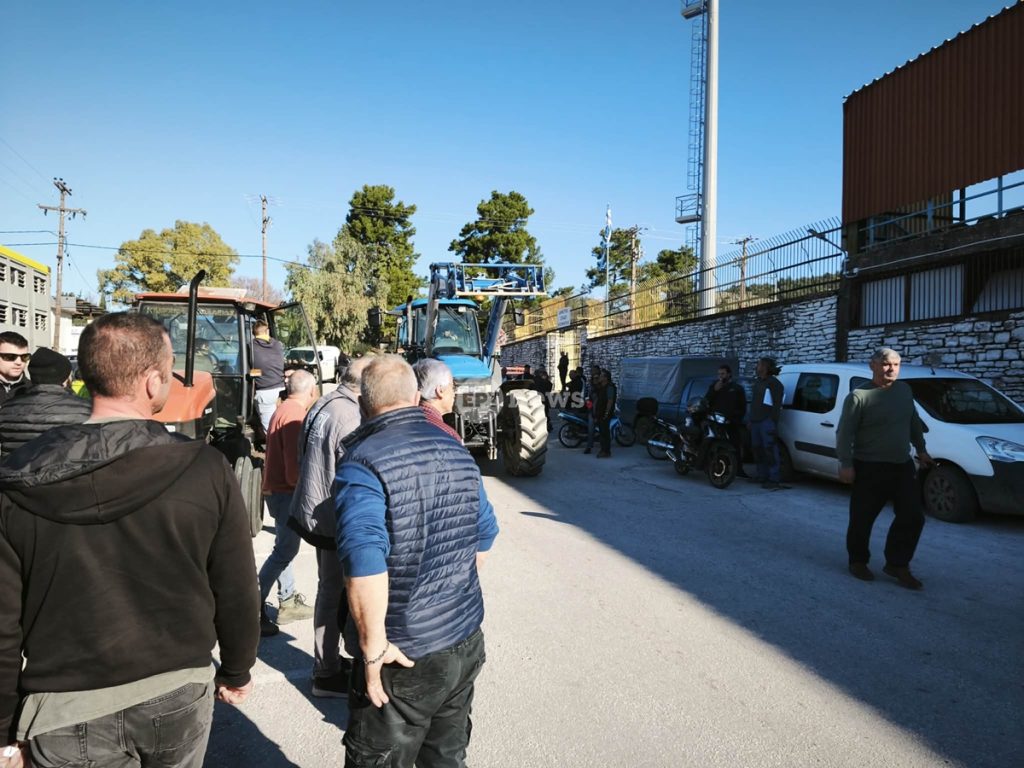 Έφτασαν τα τρακτέρ στο λιμάνι της Ηγουμενίτσας – Με φραγμό απάντησε η Αστυνομία