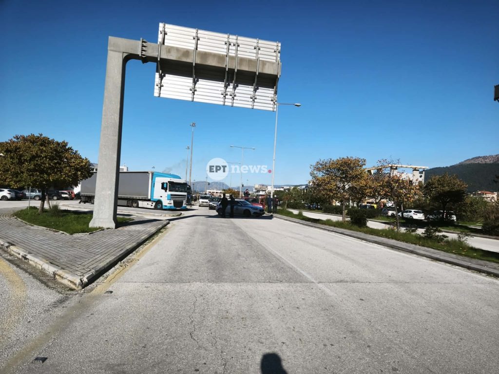 Έφτασαν τα τρακτέρ στο λιμάνι της Ηγουμενίτσας – Με φραγμό απάντησε η Αστυνομία