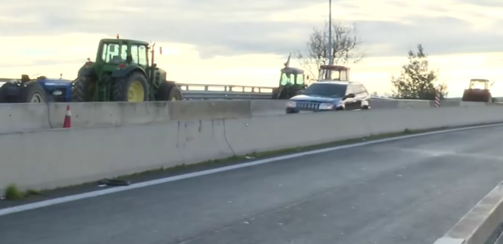 Χριστούγεννα στα μπλόκα κάνουν οι αγρότες: Στην άκρη τα τρακτέρ για να διευκολυνθούν οι εκδρομείς