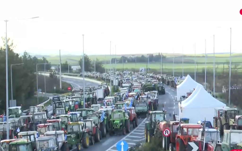 Χριστούγεννα στα μπλόκα κάνουν οι αγρότες: Στην άκρη τα τρακτέρ για να διευκολυνθούν οι εκδρομείς