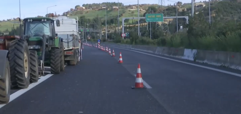 Χριστούγεννα στα μπλόκα κάνουν οι αγρότες: Στην άκρη τα τρακτέρ για να διευκολυνθούν οι εκδρομείς