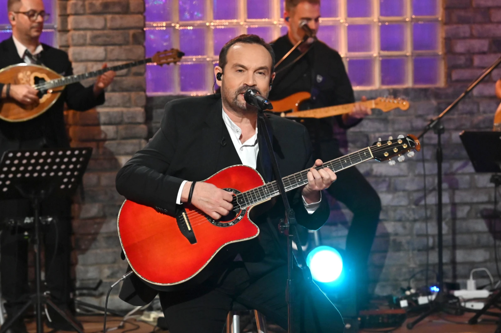 Μια λαμπερή παραμονή Πρωτοχρονιάς με την #ΠΑΡΕΑ και τον Γιώργο Κουβαρά στην ΕΡΤ1