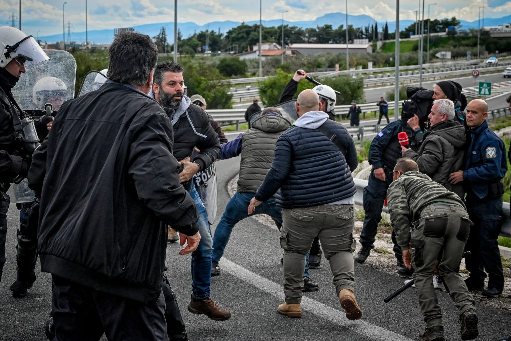 Αυξάνονται τα τρακτέρ στα αγροτικά μπλόκα – Πληθαίνουν οι αποκλεισμοί σε εθνικές οδούς και τελωνεία