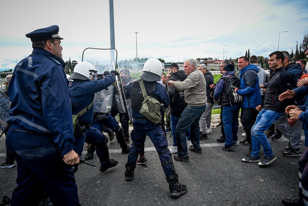 Αυξάνονται τα τρακτέρ στα αγροτικά μπλόκα – Πληθαίνουν οι αποκλεισμοί σε εθνικές οδούς και τελωνεία