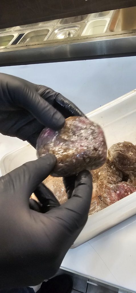 Κατασχέθηκαν 12 τόνοι ακατάλληλων προϊόντων στην Αττική: Χαλασμένα μπιφτέκια, βρόμικους πάγκους και άθλιες συνθήκες υγιεινής εντόπισαν έλεγχοι της Περιφέρειας