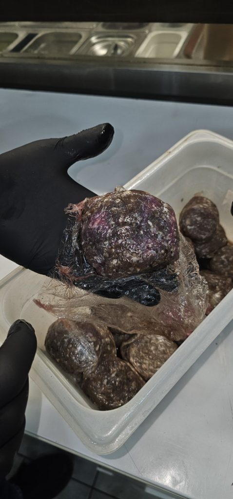 Κατασχέθηκαν 12 τόνοι ακατάλληλων προϊόντων στην Αττική: Χαλασμένα μπιφτέκια, βρόμικους πάγκους και άθλιες συνθήκες υγιεινής εντόπισαν έλεγχοι της Περιφέρειας