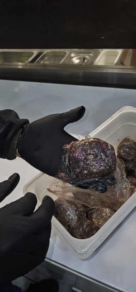 Κατασχέθηκαν 12 τόνοι ακατάλληλων προϊόντων στην Αττική: Χαλασμένα μπιφτέκια, βρόμικους πάγκους και άθλιες συνθήκες υγιεινής εντόπισαν έλεγχοι της Περιφέρειας