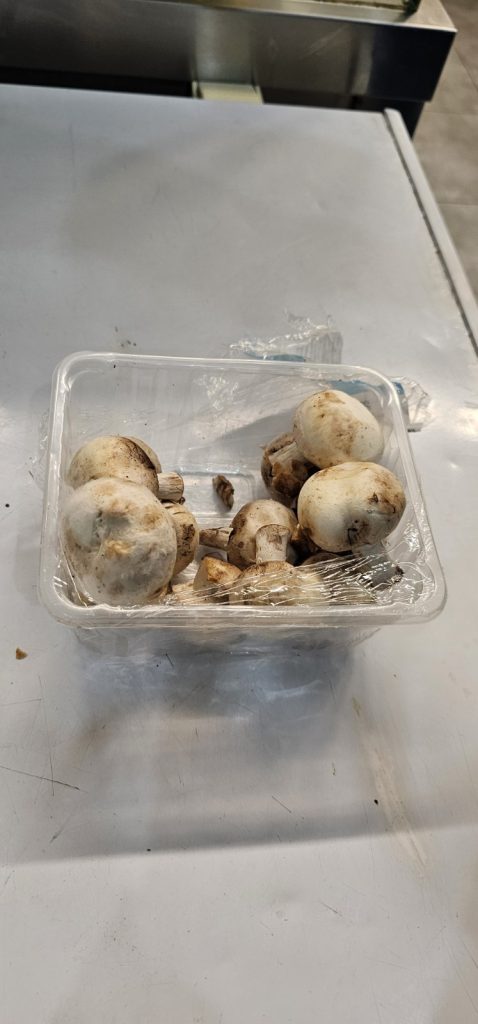 Κατασχέθηκαν 12 τόνοι ακατάλληλων προϊόντων στην Αττική: Χαλασμένα μπιφτέκια, βρόμικους πάγκους και άθλιες συνθήκες υγιεινής εντόπισαν έλεγχοι της Περιφέρειας